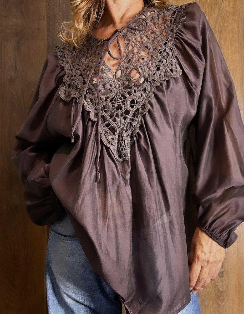 Blusa con applicazione ricamo