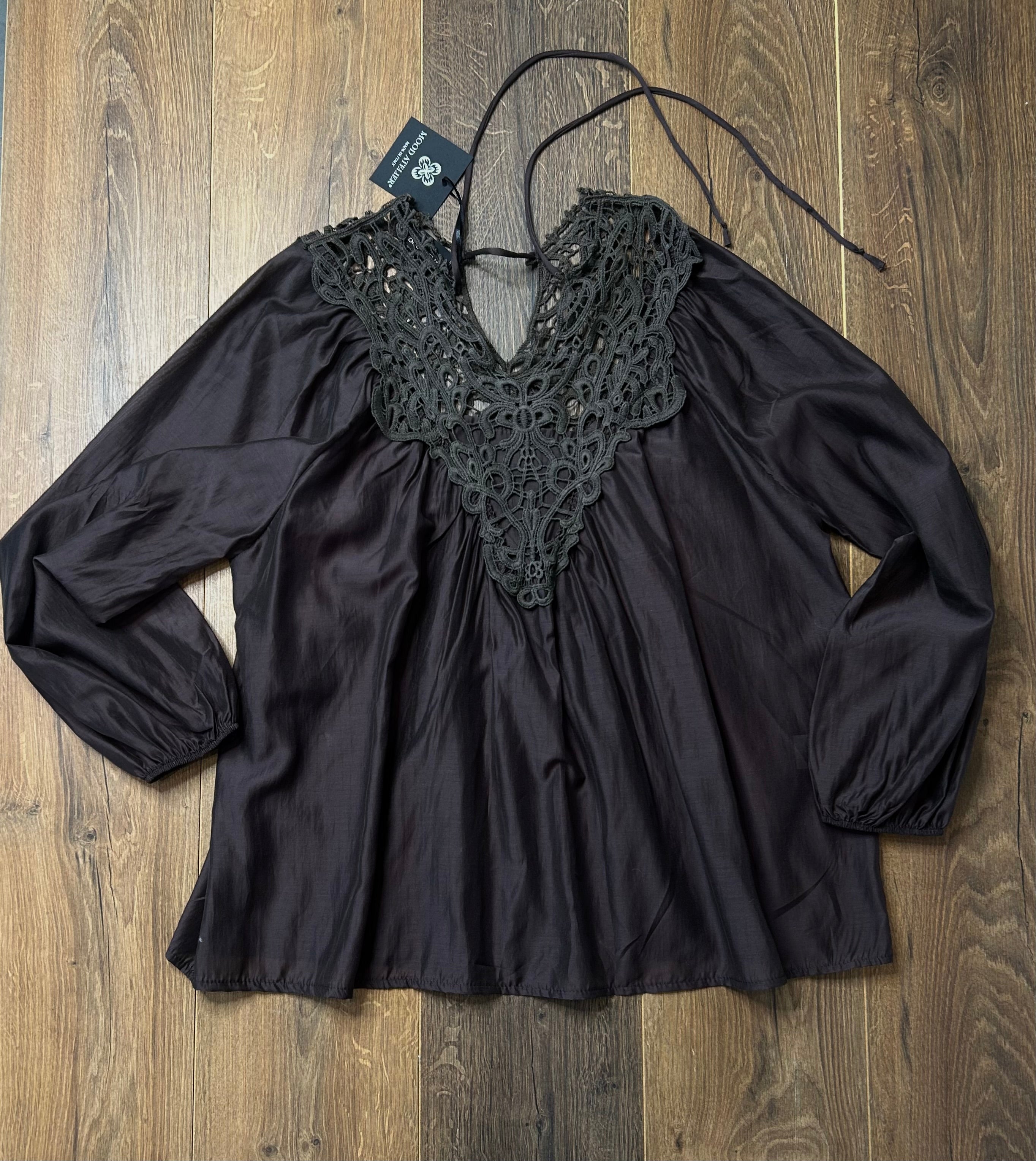Blusa con applicazione ricamo