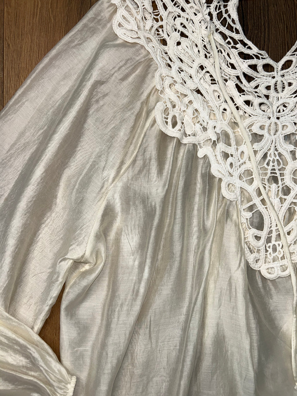 Blusa con applicazione ricamo