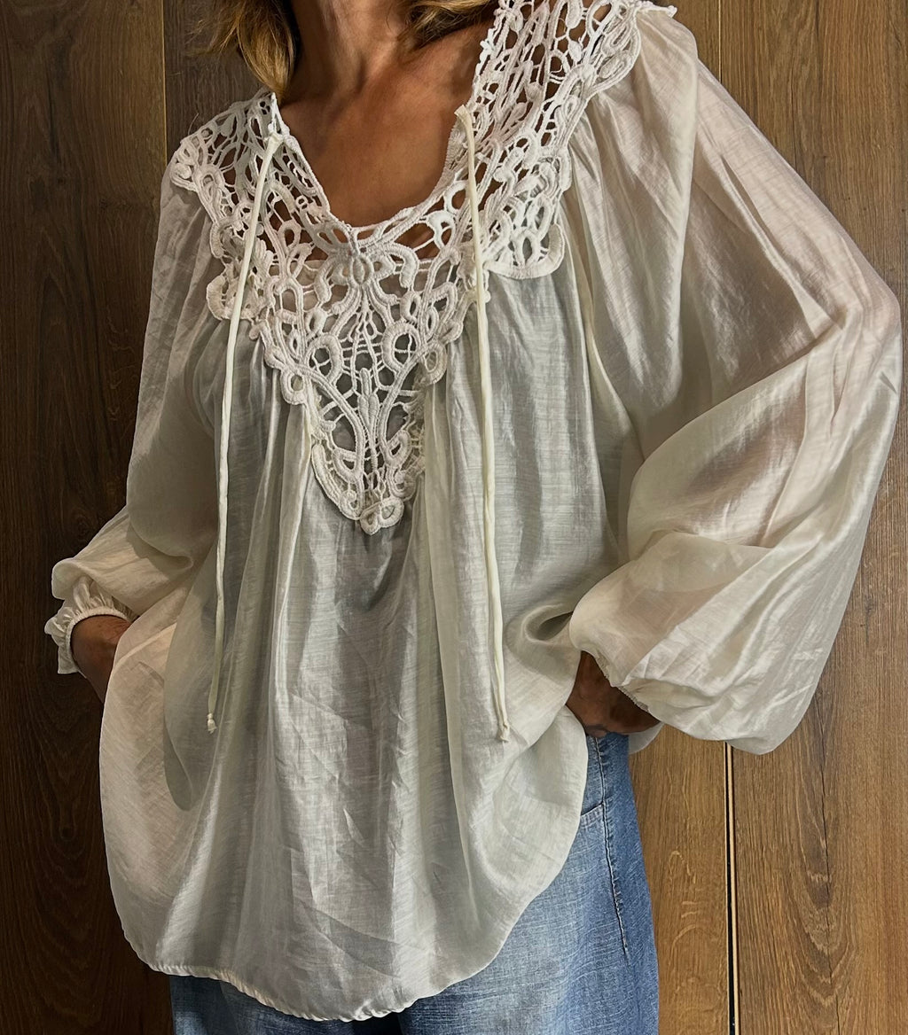 Blusa con applicazione ricamo