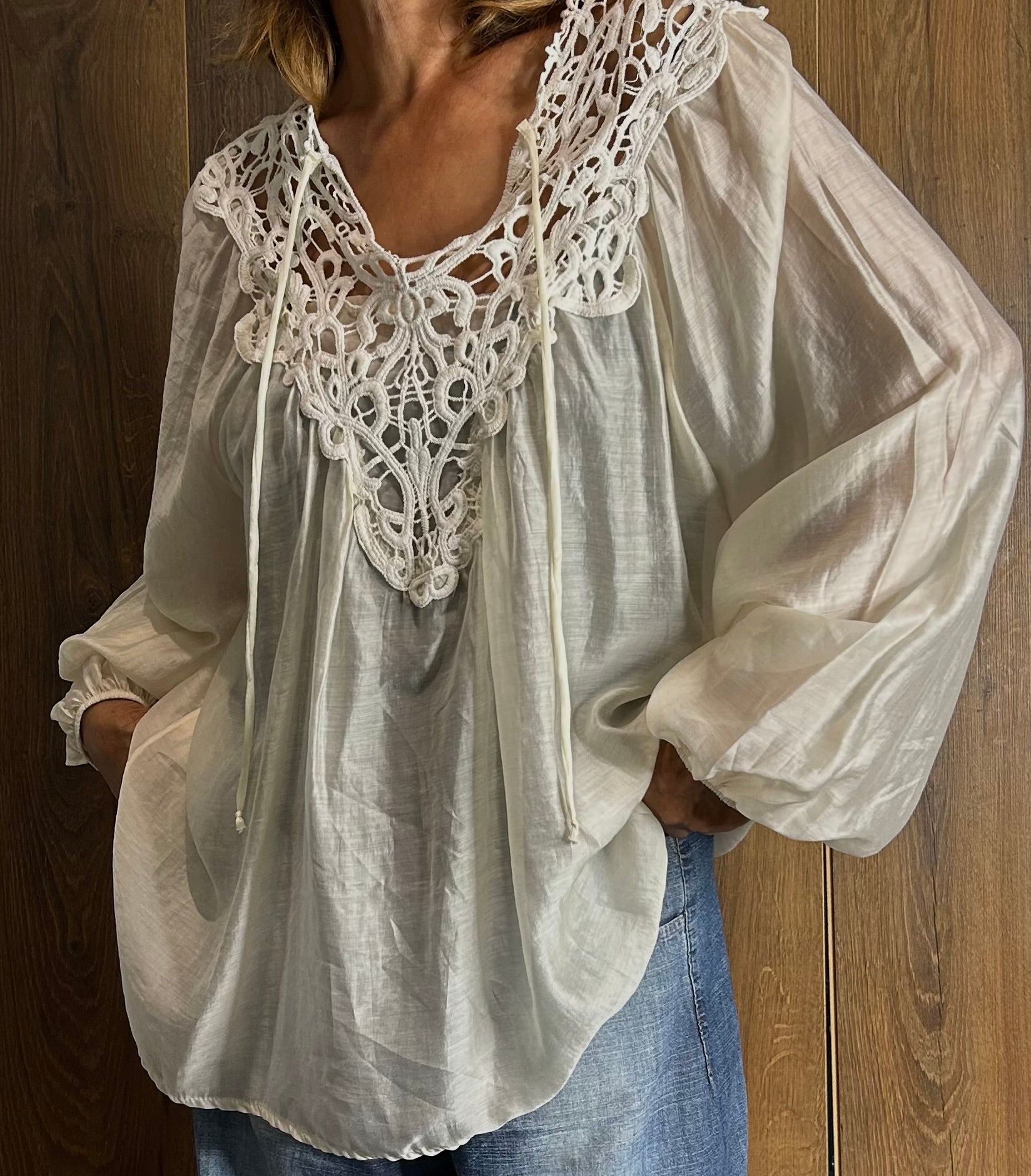 Blusa con applicazione ricamo